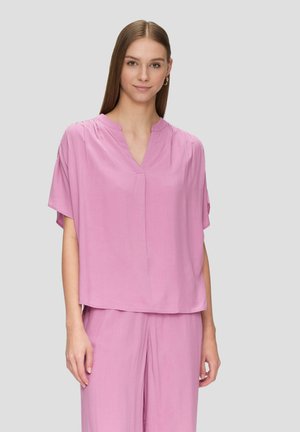 Roze blouse met korte mouwen, een V-hals en een comfortabele pasvorm. Gemaakt van lichtgewicht stof, met subtiele plooien op de schouders.