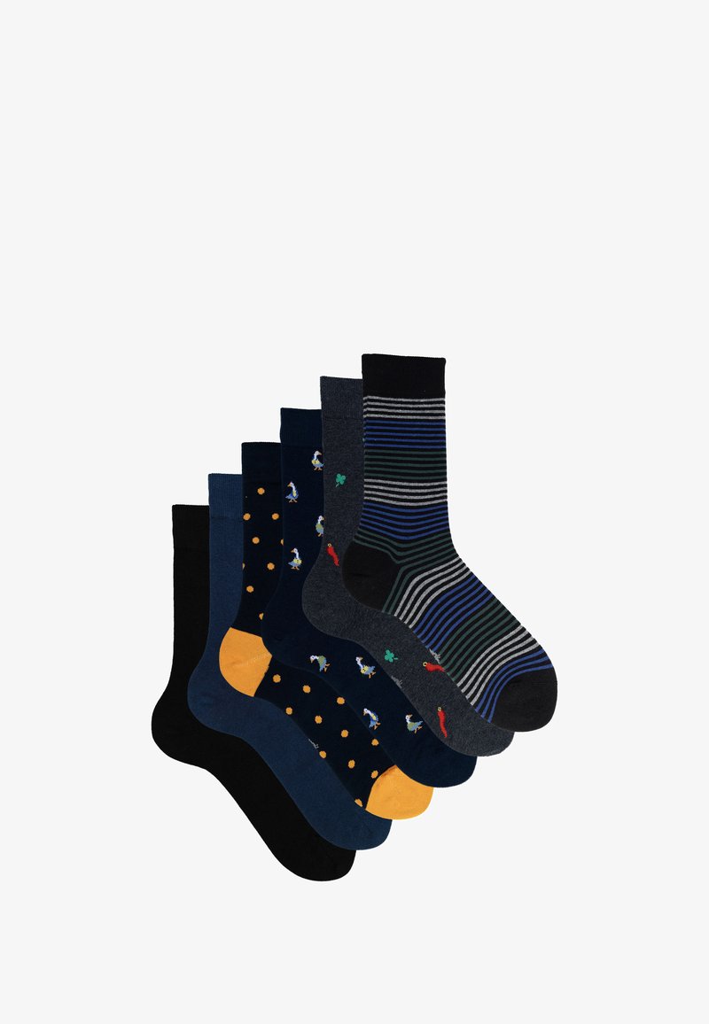 Set von fünf Socken mit verschiedenen Designs: einfarbig schwarz, blau mit orangen Punkten, gemustert mit Vögeln, dunkelgraue Streifen und gemischte Muster.