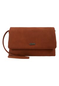 Clutch in pelle marrone con finitura texturizzata, design pieghevole, tracolla rimovibile e un piccolo tag metallico del marchio nella parte anteriore.