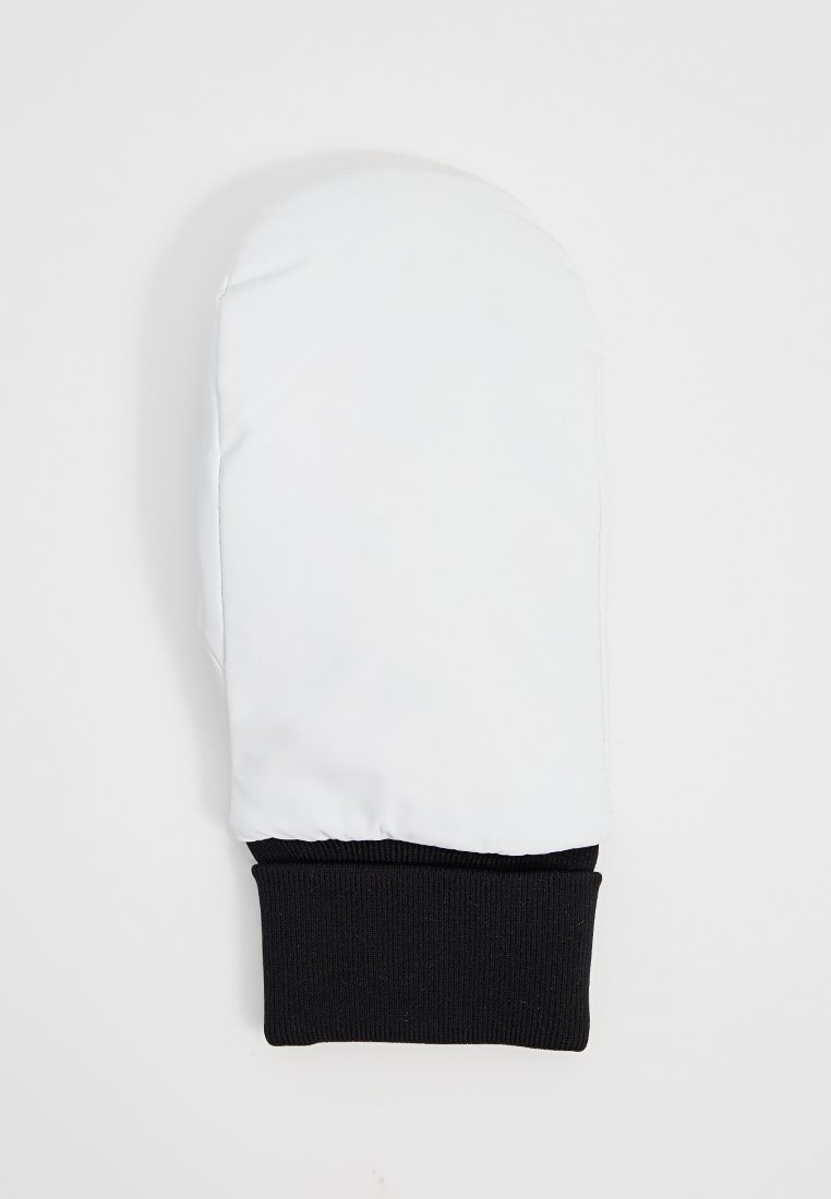 Weißer Handschuh mit einer glatten, glänzenden Außenseite, ausgestattet mit einem schwarzen gestrickten Bündchen am unteren Ende für einen sicheren Sitz. Einfaches, funktionales Design.
