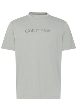 Hellgraues T-Shirt mit kurzen Ärmeln und rundem Hals, mit dem "Calvin Klein"-Logo in passendem grauen Garn quer über der Brust bestickt.