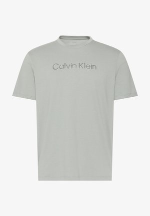 Hellgraues T-Shirt mit kurzen Ärmeln und rundem Hals, mit dem "Calvin Klein"-Logo in passendem grauen Garn quer über der Brust bestickt.