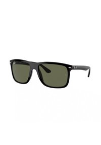 Occhiali da sole neri in plastica con lenti verdi, forma rettangolare e accenti in metallo. Presentano il logo Ray-Ban sulla montatura.