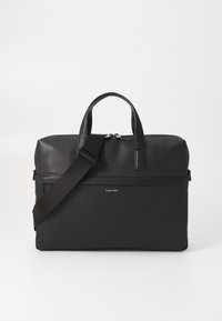 Schwarze Laptoptasche aus strukturiertem Synthesematerial, ausgestattet mit zwei oberen Griffen, einem abnehmbaren Tragegurt, einem Reißverschluss und einem Logo auf der Vorderseite.