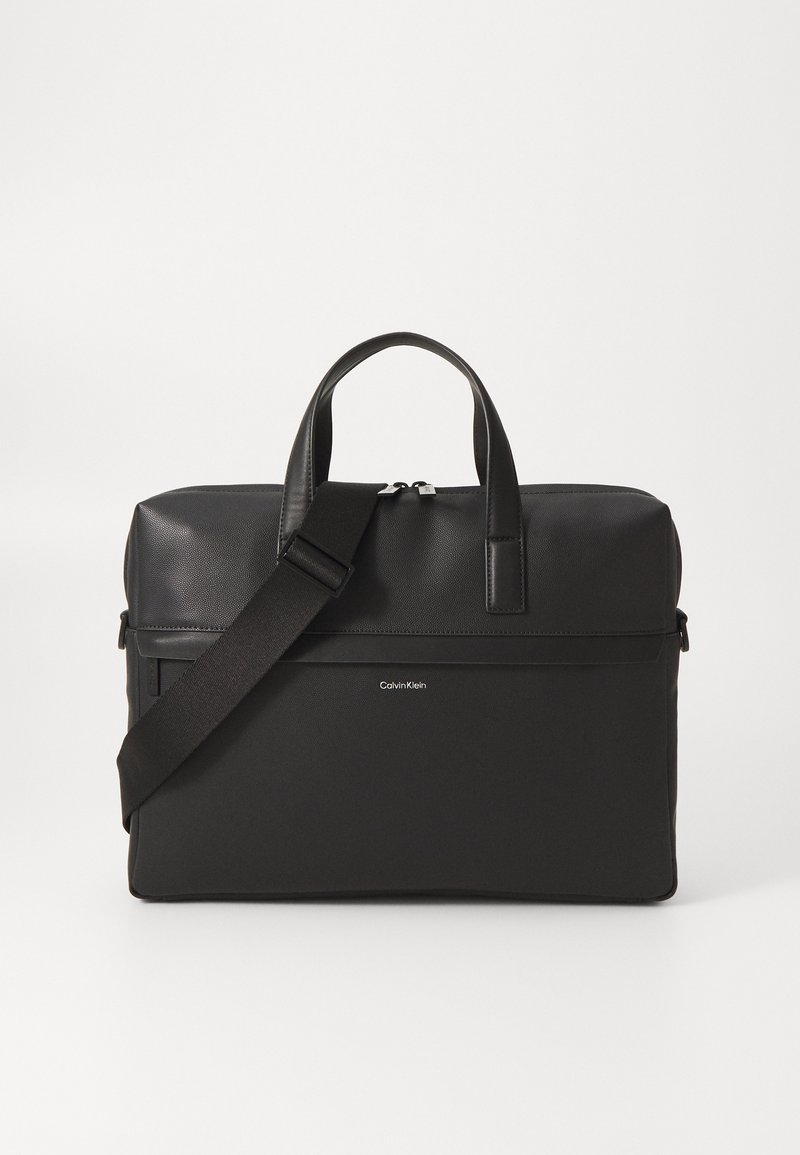 Schwarze Laptoptasche aus strukturiertem Synthesematerial, ausgestattet mit zwei oberen Griffen, einem abnehmbaren Tragegurt, einem Reißverschluss und einem Logo auf der Vorderseite.
