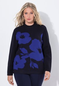 Pullover in maglina blu navy con motivo floreale in blu scuro. Collo alto, maniche lunghe e vestibilità comoda, che enfatizzano la texture e il design.