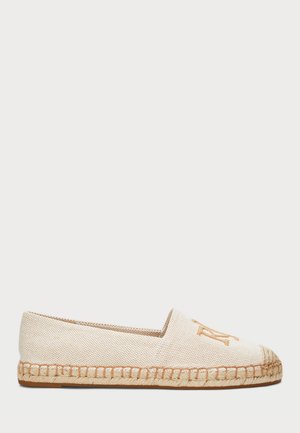 Cremefarvet vævet slip-on espadrille med fletet jutesål og broderet logo på toppen, vist i profil på hvid baggrund.