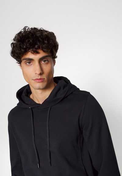Sweatshirt preto feito de uma mistura de algodão; apresenta um cordão, bolso canguru e uma textura suave. O design é reto e possui capuz.