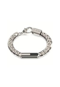 Bracciale in metallo argento con ampi anelli a catena e una placca rettangolare con inlay nero e logo del marchio inciso, chiusura a scatto sicura.