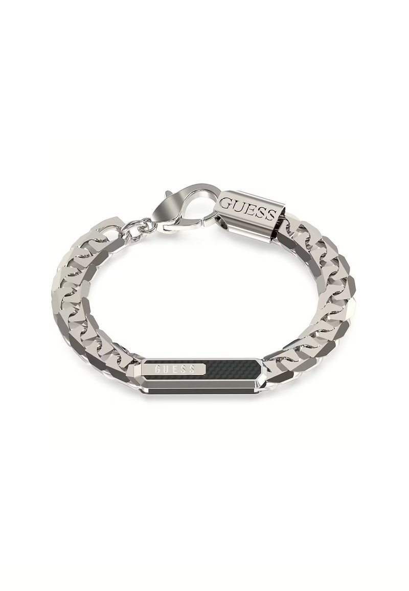 Bracciale in metallo argento con ampi anelli a catena e una placca rettangolare con inlay nero e logo del marchio inciso, chiusura a scatto sicura.