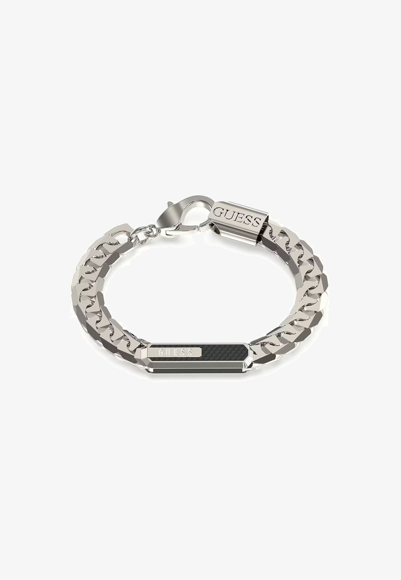 Bracciale in metallo argento con ampi anelli a catena e una placca rettangolare con inlay nero e logo del marchio inciso, chiusura a scatto sicura.