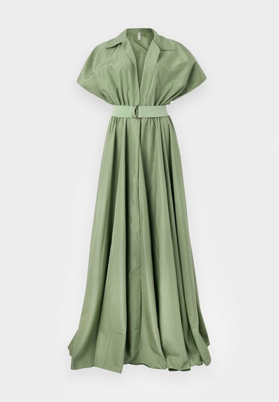 Vestido maxi em verde claro, feito de tecido suave. Apresenta um decote com gola, mangas largas e uma cintura com cinto e fivela circular.
