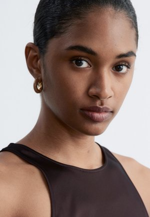 & OTHER STORIES, & OTHER STORIES RHINESTONE HOOP EARRINGS - Pendientes - burgundy gold-coloured