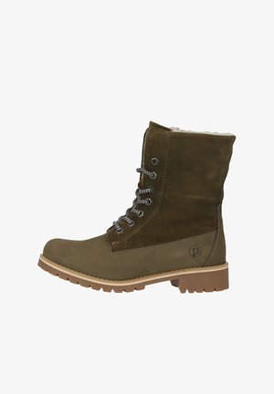 Botín de ante verde con cordones grises, puntera redondeada, parte superior forrada de pelo y suela de goma texturizada. Marca en el lado exterior.