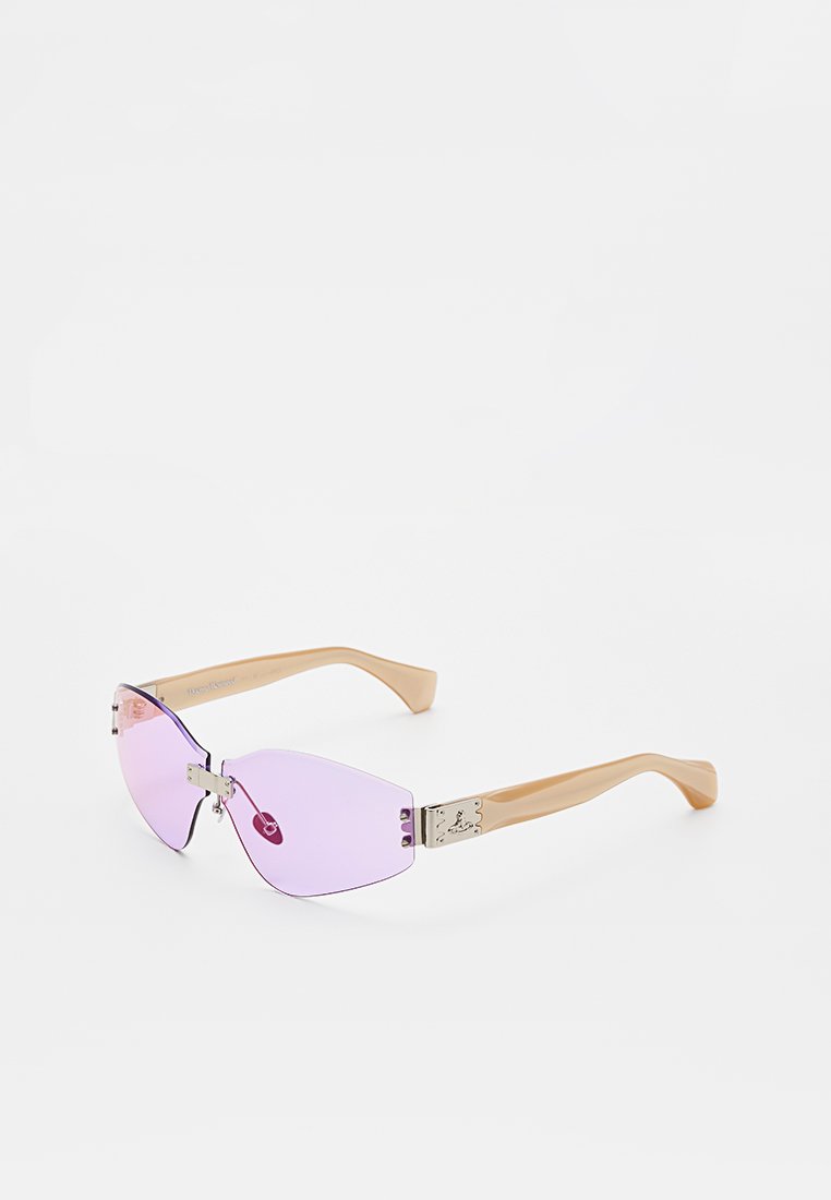 Occhiali da sole con lenti angolari viola, braccia in plastica beige e dettagli metallici. Le lenti presentano una leggera sfumatura e una forma elegante.