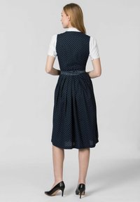 Marineblaues Kleid mit tailliertem Oberteil, kurzen weißen Ärmeln und schwingendem Rock. Verfügt über eine subtile gemusterte Textur und ein tailliertes Design.