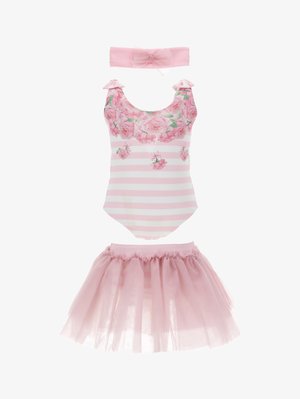 Maillot de bain une pièce floral avec des rayures roses, épaules volantées ; comprend une jupe en tulle rose assortie et un bandeau avec un détail en nœud.