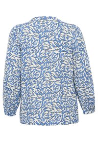 Blusa a maniche lunghe di colore azzurro chiaro con un motivo a foglie bianche e nere. Presenta un colletto rotondo e polsini arricciati. Tessuto morbido.