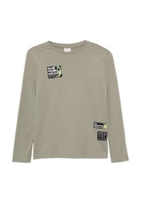 Helles graues Langarmshirt mit Rundhalsausschnitt, das drei kleine schwarze Patches mit weißen und grünen Texten auf der Brust und der unteren Seite aufweist.