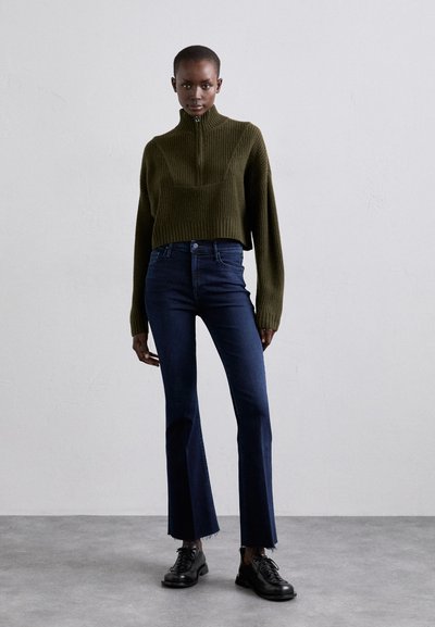 Mother THE WEEKENDER FRAY - Džíny Bootcut - dark blue denim