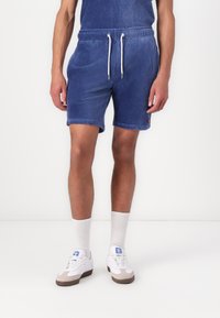Shorts en velours côtelé bleu avec une taille élastique et un cordon de serrage. Dotés de poches latérales, d'un tissu texturé et d'un petit logo.