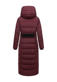 Burgundijas pūkaina jaka ar kapuci, kurai ir quilted dizains, garas piedurknes un melnas auduma akcenti aizmugurē.