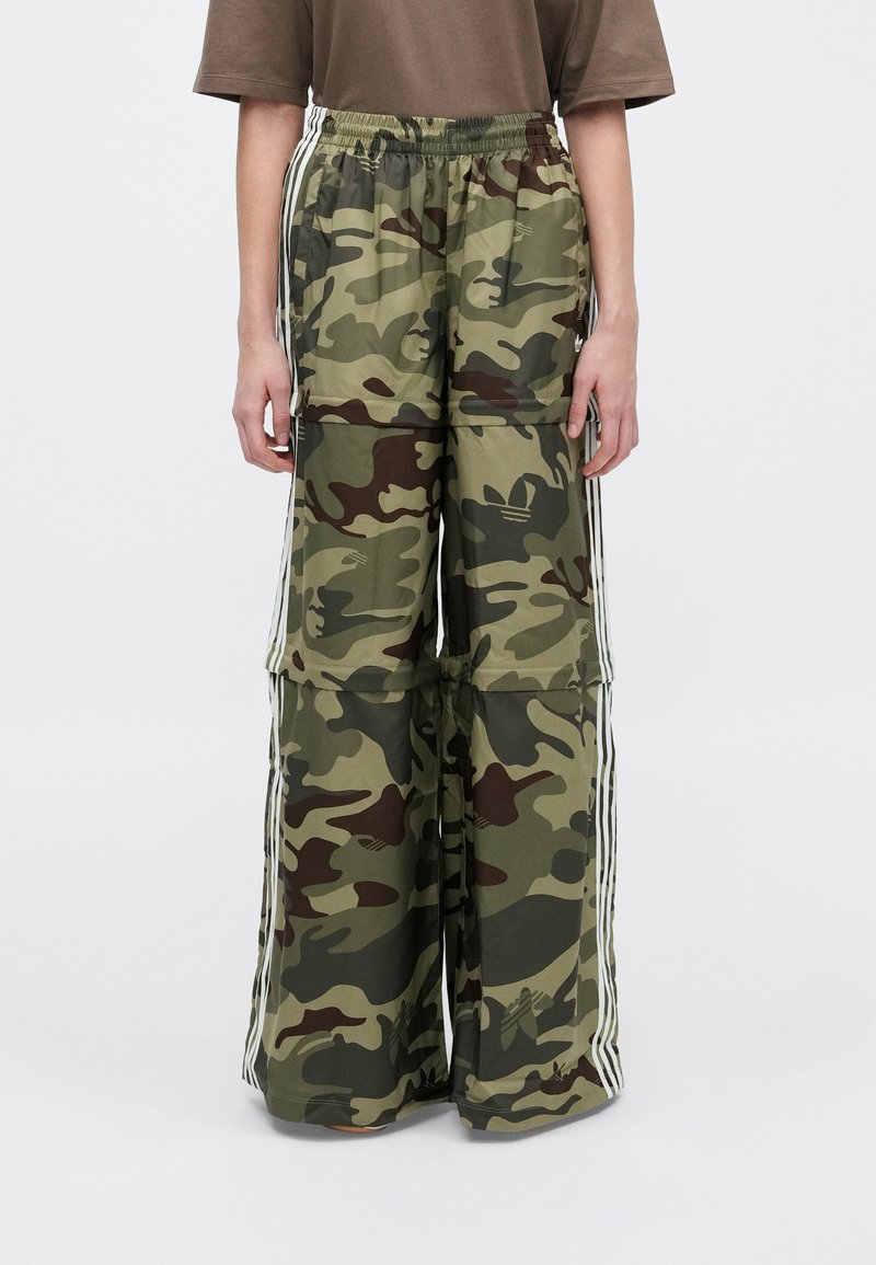 Camo-Cargohosen in Grüntönen mit weitem, entspanntem Schnitt, elastischem Bund und weißen Seitenstreifen. Leichter Stoff mit glatter Textur.