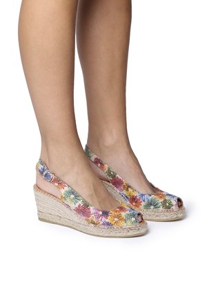 Sandały na koturnie z kwiatowym wzorem i otwartym palcem, wykonane z tkaniny, zsolą owiniętą jutą i regulowanym paskiem na kostkę.