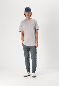 Jack & Jones PREMIUM JPRBRODY TEE CREW 5 PACK - Basic póló - ash/black/alloy/magnetapurple