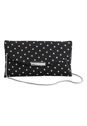 Schwarze Clutch mit weißen Polka-Dots, silbernem Verschluss und dünnem silbernem Schulterriemen vor weißem Hintergrund.