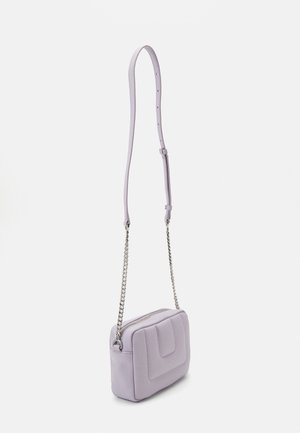 Bolso bandolera lila con forma rectangular, material de cuero, diseño frontal texturizado y correa de cadena ajustable.