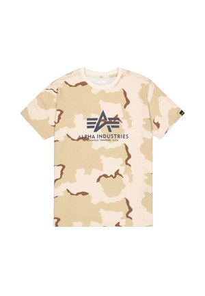 Tricou cu mâneci scurte, camuflaj bej și maro, cu guler rotund și logo "ALPHA INDUSTRIES" imprimat în albastru închis pe față.