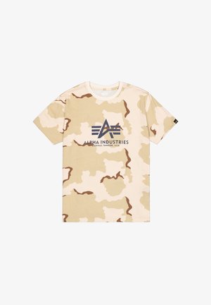 Beige-braunes Tarnmuster Kurzarm-T-Shirt mit Rundhalsausschnitt und dem Aufdruck "ALPHA INDUSTRIES" in Dunkelblau auf der Vorderseite.
