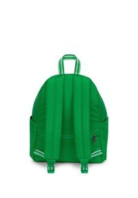 Zaino in tessuto verde con spallacci imbottiti, forma arrotondata e tasca esterna con cerniera. Presenta dettagli a righe sugli spallacci.