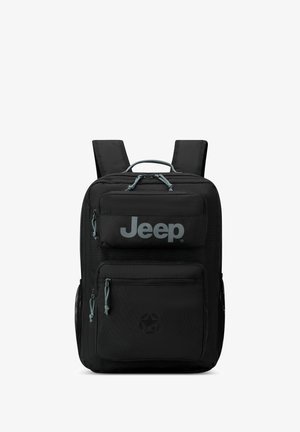 Zaino nero con spallacci regolabili, tasca frontale con zip e logo. Realizzato in materiale resistente, presenta tasche laterali in rete e un design testurizzato.