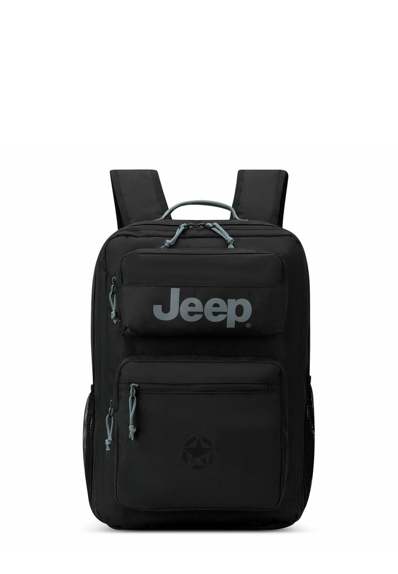 Mochila negra con correas ajustables, bolsillo frontal con cremallera y logo. Fabricada con material duradero, presenta bolsillos laterales de malla y un diseño texturizado.