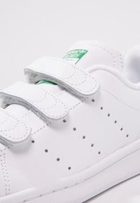 adidas Originals STAN SMITH LACE-FREE SHOES - Baskets basses - footwear white / green/blanc 