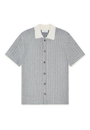 Košile s krátkými rukávy s texturovaným vzorem v námořnické modři a bílé barvě, s krémově zbarveným límcem a hnědými knoflíky vpředu.