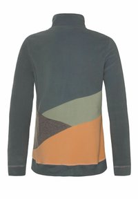Pullover in pile di colore grigio scuro, con blocchi di colore curvi in verde, arancione e grigio. Collo alto, maniche lunghe e texture morbida.