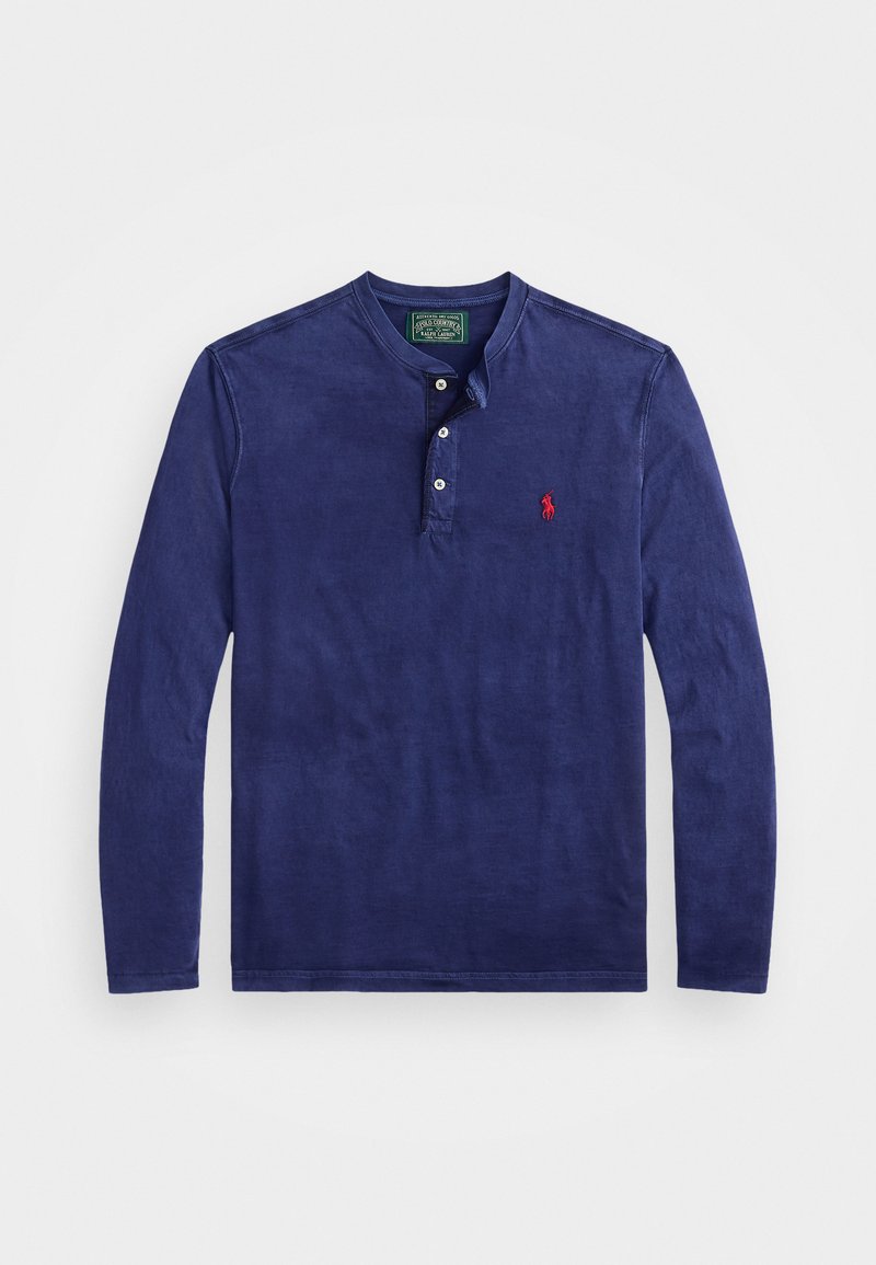 Marineblauwe lange mouwen henleyshirt van zachte katoen, met een drieknoopsluiting en een klein rood geborduurd logo op de borst.