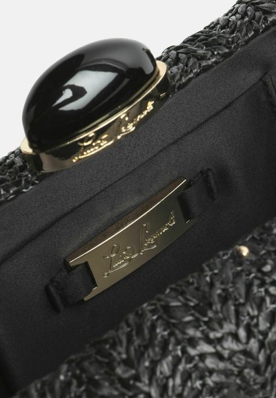 Črna tkanina torbica z bleščečim črnim zapiranjem, zlatim kovinskim okrasjem in gladkim satenastim notranjostjo z znamkino ploščico.