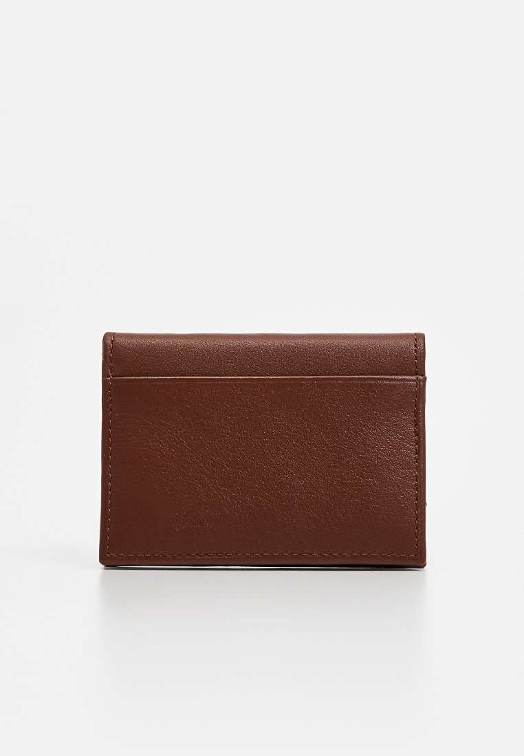 Brauner Lederkartenhalter mit glatter Textur, ausgestattet mit einem oberen Fach für Karten und einem minimalistischen Design. Die Ränder sind sauber genäht.