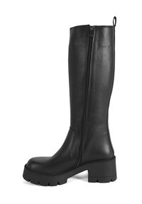 Schwarzer kniehoher Stiefel aus glattem Leder, mit einem seitlichen Reißverschluss, klobiger Sohle und einem leicht erhöhten Absatz für zusätzliche Stabilität.