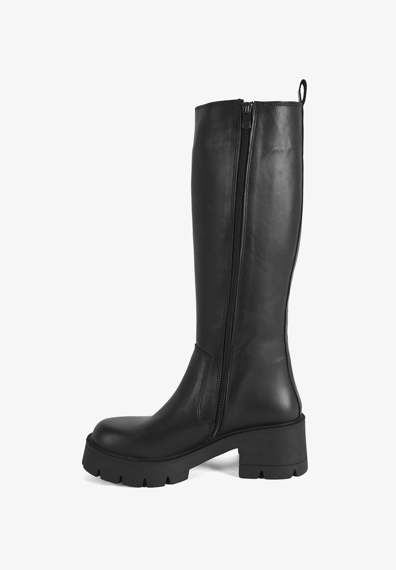 Schwarzer kniehoher Stiefel aus glattem Leder, mit einem seitlichen Reißverschluss, klobiger Sohle und einem leicht erhöhten Absatz für zusätzliche Stabilität.