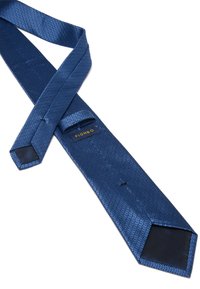 Blauwe stropdas met een gestructureerd oppervlakpatroon, voorzien van een effen donkerblauwe onderzijde en een puntige punt. Merkenlabel is zichtbaar.