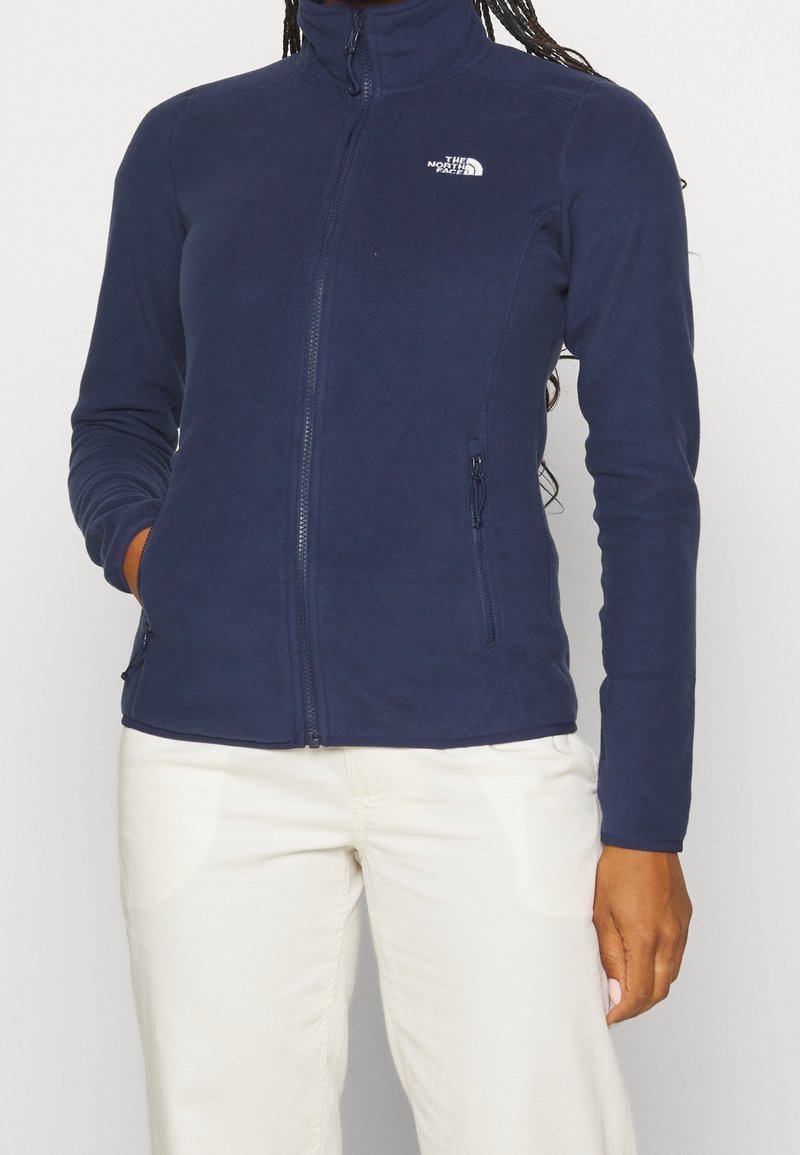 Marinefleecjacke mit hohem Kragen, durchgehendem Reißverschluss und zwei seitlichen Taschen. Mit Logo auf der linken Brust und strukturiertem Stoff.