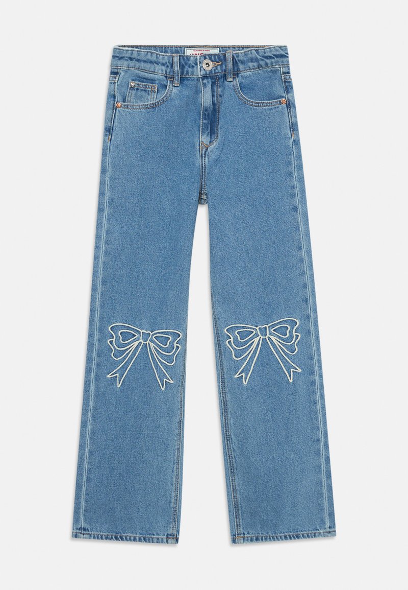 Jeans de mezclilla de corte amplio en azul claro con dos acentos de lazo bordados en blanco en las rodillas y diseño tradicional de cinco bolsillos.