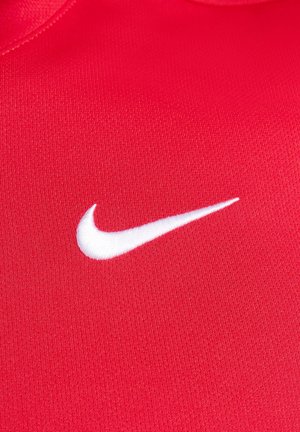 Camisola atlética vermelha feita de tecido texturizado, apresentando um logo Nike em branco bordado na parte da frente.