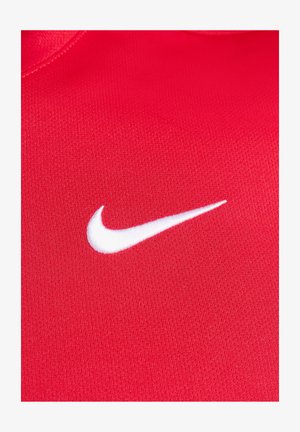 Rode sportieve shirt gemaakt van gestructureerde stof met een witte geborduurde Nike swoosh logo op de voorkant.