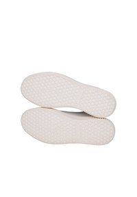 Suole di scarpe in gomma bianche con una superficie testurizzata caratterizzata da piccoli motivi circolari. Design semplice e liscio, privo di accenti o decorazioni.